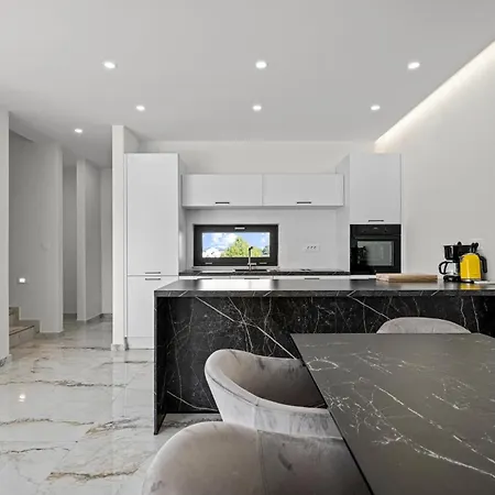 Stunning In With Kitchen