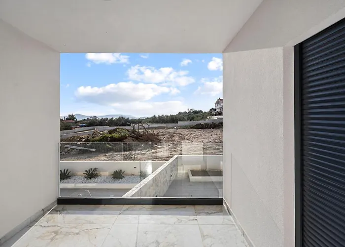 Stunning In With Kitchen