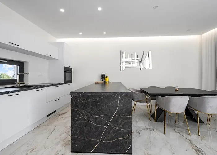 Stunning In With Kitchen *